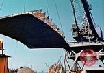 Standbild einen beweglichen Kran Übertragen eines 28 Tonnen Stahl Seite Shell für Liberty Schiff California United States USA, 1942, aus Sekunde 34 historischem Filmmaterial Videoclip 65675025790