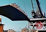 Standbild einen beweglichen Kran Übertragen eines 28 Tonnen Stahl Seite Shell für Liberty Schiff California United States USA, 1942, aus Sekunde 35 historischem Filmmaterial Videoclip 65675025790