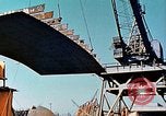 Standbild einen beweglichen Kran Übertragen eines 28 Tonnen Stahl Seite Shell für Liberty Schiff California United States USA, 1942, aus Sekunde 36 historischem Filmmaterial Videoclip 65675025790