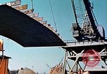 Standbild einen beweglichen Kran Übertragen eines 28 Tonnen Stahl Seite Shell für Liberty Schiff California United States USA, 1942, aus Sekunde 37 historischem Filmmaterial Videoclip 65675025790