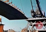 Standbild einen beweglichen Kran Übertragen eines 28 Tonnen Stahl Seite Shell für Liberty Schiff California United States USA, 1942, aus Sekunde 38 historischem Filmmaterial Videoclip 65675025790