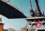 Standbild einen beweglichen Kran Übertragen eines 28 Tonnen Stahl Seite Shell für Liberty Schiff California United States USA, 1942, aus Sekunde 39 historischem Filmmaterial Videoclip 65675025790