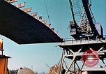 Standbild einen beweglichen Kran Übertragen eines 28 Tonnen Stahl Seite Shell für Liberty Schiff California United States USA, 1942, aus Sekunde 40 historischem Filmmaterial Videoclip 65675025790