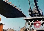 Standbild einen beweglichen Kran Übertragen eines 28 Tonnen Stahl Seite Shell für Liberty Schiff California United States USA, 1942, aus Sekunde 41 historischem Filmmaterial Videoclip 65675025790