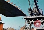 Standbild einen beweglichen Kran Übertragen eines 28 Tonnen Stahl Seite Shell für Liberty Schiff California United States USA, 1942, aus Sekunde 42 historischem Filmmaterial Videoclip 65675025790