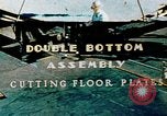 Image la fabrication et l'installation des plaques de plancher sur double bas de navire California United States USA, 1942, de la seconde 1 séquences d'archives historiques vidéo 65675025799