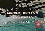 Image la fabrication et l'installation des plaques de plancher sur double bas de navire California United States USA, 1942, de la seconde 4 séquences d'archives historiques vidéo 65675025799