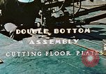 Image la fabrication et l'installation des plaques de plancher sur double bas de navire California United States USA, 1942, de la seconde 5 séquences d'archives historiques vidéo 65675025799