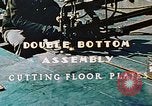 Image la fabrication et l'installation des plaques de plancher sur double bas de navire California United States USA, 1942, de la seconde 6 séquences d'archives historiques vidéo 65675025799