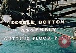 Image la fabrication et l'installation des plaques de plancher sur double bas de navire California United States USA, 1942, de la seconde 9 séquences d'archives historiques vidéo 65675025799