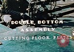 Image la fabrication et l'installation des plaques de plancher sur double bas de navire California United States USA, 1942, de la seconde 10 séquences d'archives historiques vidéo 65675025799