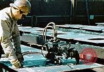 Image la fabrication et l'installation des plaques de plancher sur double bas de navire California United States USA, 1942, de la seconde 11 séquences d'archives historiques vidéo 65675025799