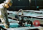 Image la fabrication et l'installation des plaques de plancher sur double bas de navire California United States USA, 1942, de la seconde 12 séquences d'archives historiques vidéo 65675025799