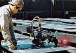 Image la fabrication et l'installation des plaques de plancher sur double bas de navire California United States USA, 1942, de la seconde 13 séquences d'archives historiques vidéo 65675025799