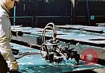 Image la fabrication et l'installation des plaques de plancher sur double bas de navire California United States USA, 1942, de la seconde 14 séquences d'archives historiques vidéo 65675025799