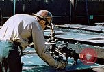 Image la fabrication et l'installation des plaques de plancher sur double bas de navire California United States USA, 1942, de la seconde 16 séquences d'archives historiques vidéo 65675025799