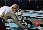 Image la fabrication et l'installation des plaques de plancher sur double bas de navire California United States USA, 1942, de la seconde 17 séquences d'archives historiques vidéo 65675025799