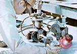 Image la fabrication et l'installation des plaques de plancher sur double bas de navire California United States USA, 1942, de la seconde 18 séquences d'archives historiques vidéo 65675025799