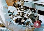 Image la fabrication et l'installation des plaques de plancher sur double bas de navire California United States USA, 1942, de la seconde 19 séquences d'archives historiques vidéo 65675025799