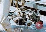 Image la fabrication et l'installation des plaques de plancher sur double bas de navire California United States USA, 1942, de la seconde 20 séquences d'archives historiques vidéo 65675025799