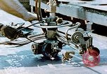 Image la fabrication et l'installation des plaques de plancher sur double bas de navire California United States USA, 1942, de la seconde 21 séquences d'archives historiques vidéo 65675025799