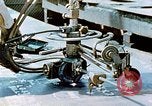 Image la fabrication et l'installation des plaques de plancher sur double bas de navire California United States USA, 1942, de la seconde 22 séquences d'archives historiques vidéo 65675025799