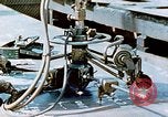 Image la fabrication et l'installation des plaques de plancher sur double bas de navire California United States USA, 1942, de la seconde 24 séquences d'archives historiques vidéo 65675025799