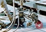 Image la fabrication et l'installation des plaques de plancher sur double bas de navire California United States USA, 1942, de la seconde 25 séquences d'archives historiques vidéo 65675025799