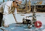 Image la fabrication et l'installation des plaques de plancher sur double bas de navire California United States USA, 1942, de la seconde 29 séquences d'archives historiques vidéo 65675025799
