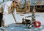 Image la fabrication et l'installation des plaques de plancher sur double bas de navire California United States USA, 1942, de la seconde 30 séquences d'archives historiques vidéo 65675025799