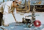 Image la fabrication et l'installation des plaques de plancher sur double bas de navire California United States USA, 1942, de la seconde 31 séquences d'archives historiques vidéo 65675025799