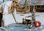 Image la fabrication et l'installation des plaques de plancher sur double bas de navire California United States USA, 1942, de la seconde 32 séquences d'archives historiques vidéo 65675025799