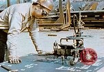 Image la fabrication et l'installation des plaques de plancher sur double bas de navire California United States USA, 1942, de la seconde 34 séquences d'archives historiques vidéo 65675025799