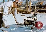 Image la fabrication et l'installation des plaques de plancher sur double bas de navire California United States USA, 1942, de la seconde 35 séquences d'archives historiques vidéo 65675025799