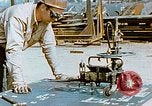 Image la fabrication et l'installation des plaques de plancher sur double bas de navire California United States USA, 1942, de la seconde 36 séquences d'archives historiques vidéo 65675025799