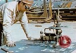 Image la fabrication et l'installation des plaques de plancher sur double bas de navire California United States USA, 1942, de la seconde 37 séquences d'archives historiques vidéo 65675025799