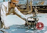 Image la fabrication et l'installation des plaques de plancher sur double bas de navire California United States USA, 1942, de la seconde 40 séquences d'archives historiques vidéo 65675025799