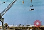 Image la fabrication et l'installation des plaques de plancher sur double bas de navire California United States USA, 1942, de la seconde 41 séquences d'archives historiques vidéo 65675025799
