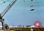 Image la fabrication et l'installation des plaques de plancher sur double bas de navire California United States USA, 1942, de la seconde 42 séquences d'archives historiques vidéo 65675025799