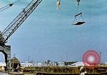 Image la fabrication et l'installation des plaques de plancher sur double bas de navire California United States USA, 1942, de la seconde 43 séquences d'archives historiques vidéo 65675025799