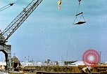 Image la fabrication et l'installation des plaques de plancher sur double bas de navire California United States USA, 1942, de la seconde 44 séquences d'archives historiques vidéo 65675025799