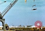 Image la fabrication et l'installation des plaques de plancher sur double bas de navire California United States USA, 1942, de la seconde 45 séquences d'archives historiques vidéo 65675025799