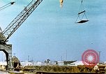 Image la fabrication et l'installation des plaques de plancher sur double bas de navire California United States USA, 1942, de la seconde 46 séquences d'archives historiques vidéo 65675025799