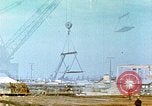 Image la fabrication et l'installation des plaques de plancher sur double bas de navire California United States USA, 1942, de la seconde 48 séquences d'archives historiques vidéo 65675025799