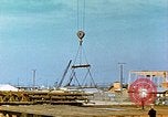 Image la fabrication et l'installation des plaques de plancher sur double bas de navire California United States USA, 1942, de la seconde 49 séquences d'archives historiques vidéo 65675025799
