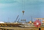 Image la fabrication et l'installation des plaques de plancher sur double bas de navire California United States USA, 1942, de la seconde 51 séquences d'archives historiques vidéo 65675025799