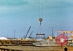 Image la fabrication et l'installation des plaques de plancher sur double bas de navire California United States USA, 1942, de la seconde 52 séquences d'archives historiques vidéo 65675025799