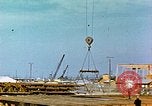 Image la fabrication et l'installation des plaques de plancher sur double bas de navire California United States USA, 1942, de la seconde 53 séquences d'archives historiques vidéo 65675025799