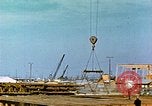Image la fabrication et l'installation des plaques de plancher sur double bas de navire California United States USA, 1942, de la seconde 54 séquences d'archives historiques vidéo 65675025799