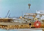 Image la fabrication et l'installation des plaques de plancher sur double bas de navire California United States USA, 1942, de la seconde 58 séquences d'archives historiques vidéo 65675025799